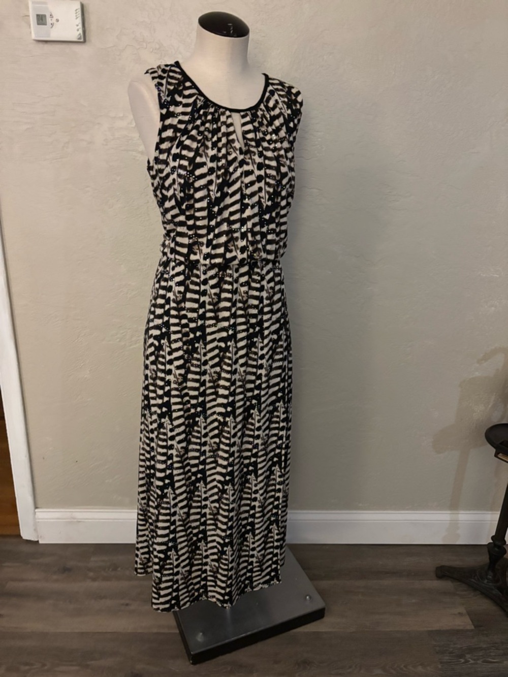 Sleeveless R& M Richard’s Black and White Printed Maxi Dress - Picture 2 of 11
